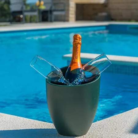 Vakantiehuis Poolincluded - Maslina