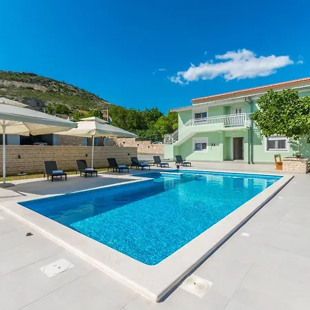Vakantiehuis Poolincluded - Maslina